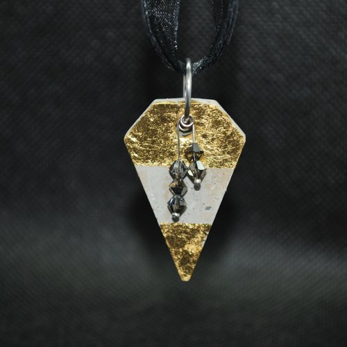 Collier pendentif béton à bijoux