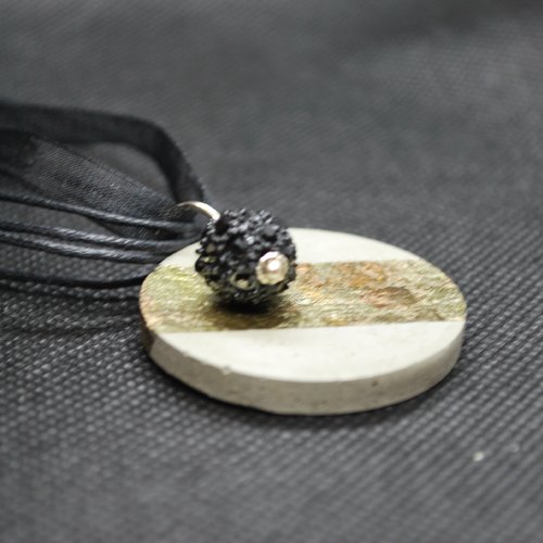 Collier pendentif béton à bijoux