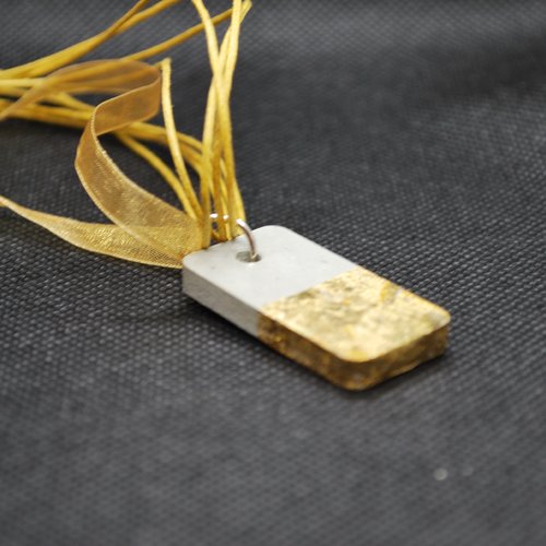 Collier pendentif béton à bijoux