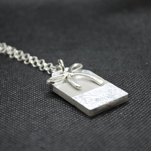 Collier pendentif béton à bijoux
