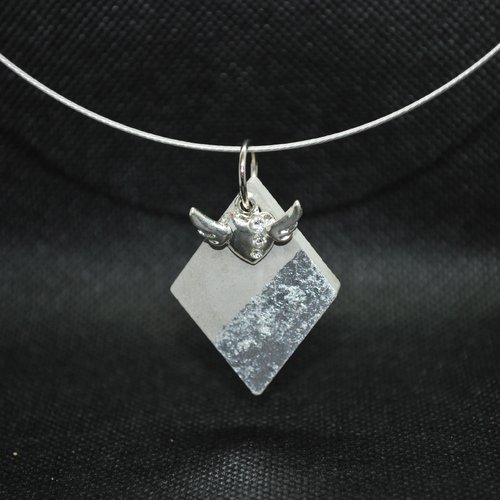 Collier pendentif béton à bijoux
