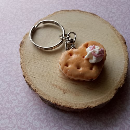 Porte clé biscuit cœur chantilly fourré
