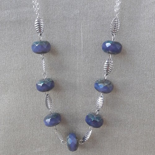 Sautoir/collier perles de bohème lilas/ violet foncé feuilles intercalaire argenté