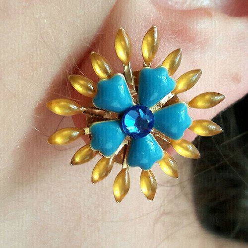 Boucles d'oreilles fleuries jaune et bleue en émail strass 