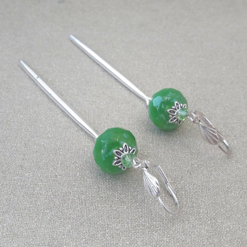 Boucles d'oreilles perles à facettes de bohème vert en verre tchèque, toupie swarovski, goutte argentée