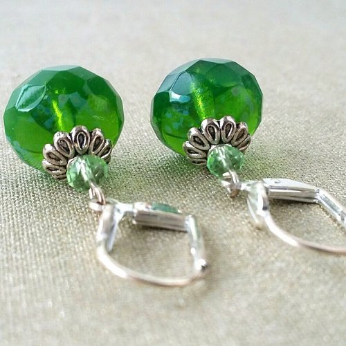 Boucles d'oreilles perles à facettes de bohème vert pomme opal en verre tchèque