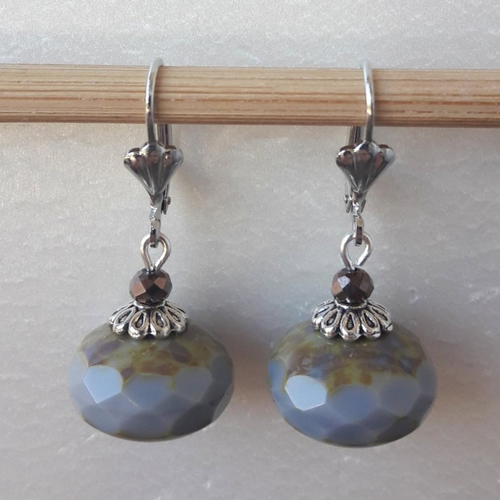 Boucles d'oreilles perles à facettes de bohème gris souris opaque en verre tchèque