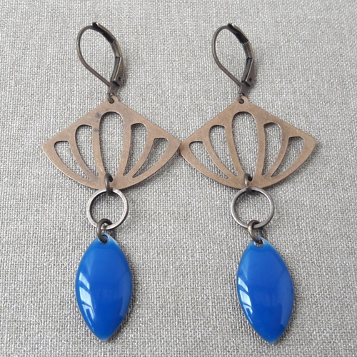 Boucles d'oreilles géométrique esprit fleuri en laiton bronze et sequin émaillé bleu électrique