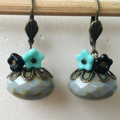 Boucles d'oreilles fleurettes de bohème grise, noire et bleue en verre tchèque