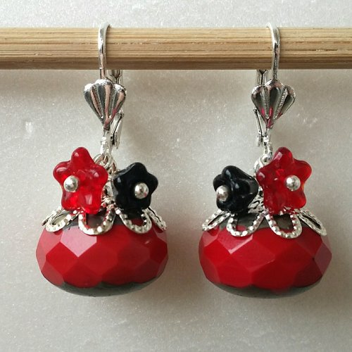 Boucles d'oreilles fleurettes de bohème fleurs rouge et noire en verre tchèque