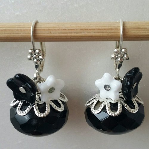 Boucles d'oreilles fleurettes de bohème fleurs noire et blanche en verre tchèque