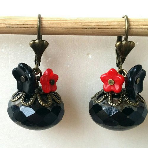 Boucles d'oreilles fleurettes en verre tchèque de bohème noire et rouge