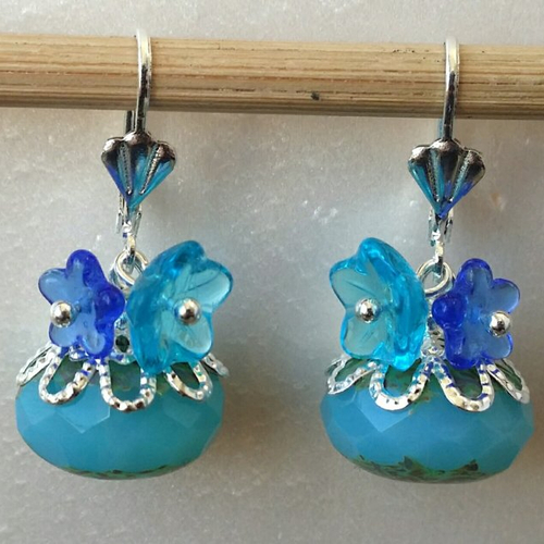 Boucles d'oreilles fleurettes de bohème bleu glacier bleu roi en verre tchèque 