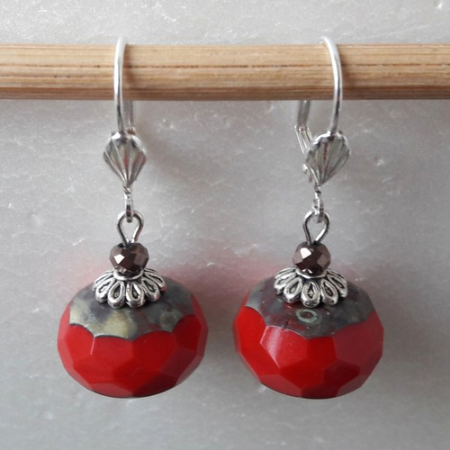 Boucles d'oreilles perles à facettes de bohème rouge opaque en verre tchèque