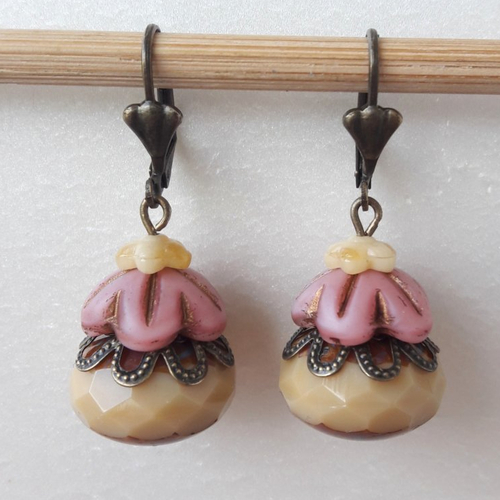 Boucles d'oreilles perles à facettes de bohème beige et rose en verre tchèque 