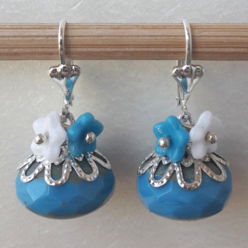Boucles d'oreilles fleurettes de bohème bleu blanc en verre tchèque 