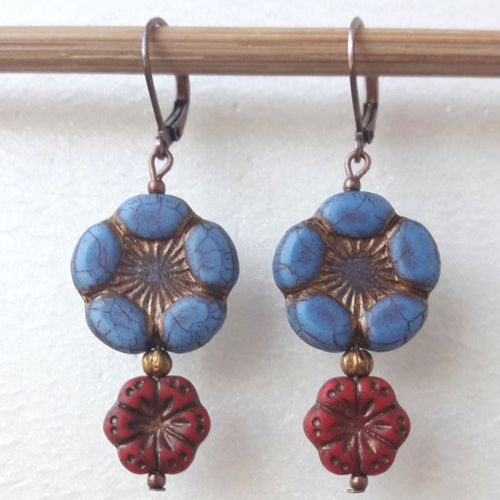 Boucles d'oreilles fleurs bleu lavande/bleuet et rouges en verre tchèque
