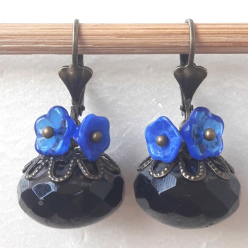 Boucles d'oreilles fleurettes en verre tchèque de bohème noire et bleu roi 