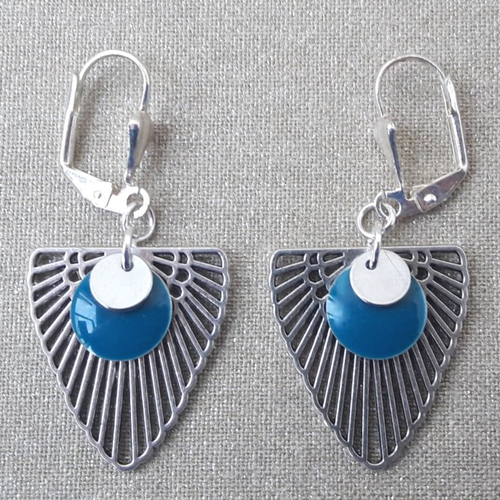 Boucles d'oreilles pendentifs triangles argentés et sequins émaillés bleus canard 