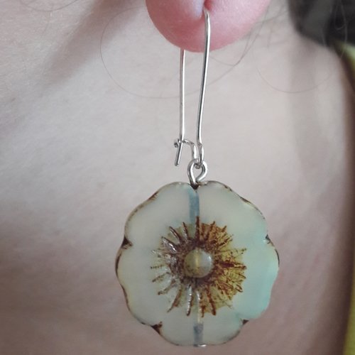 Boucles d'oreilles fleurs hawaïennes  jonquille opale transparent en verre tchèque