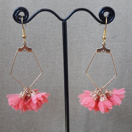 Boucles d'oreilles support en forme de polygone doré pompons fleurs en tissu rose