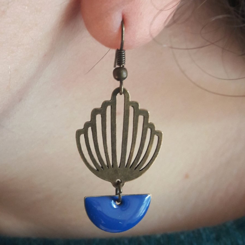 Boucles d'oreilles chandelle bronze sequin émaillé demi lune bleu électrique