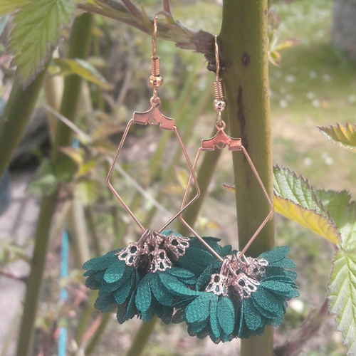 Boucles d'oreilles support en forme de polygone doré pompons fleurs en tissu vert sapin