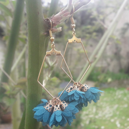 Boucles d'oreilles support en forme de polygone doré pompons fleurs en tissu bleu pétrole
