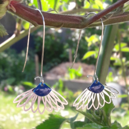 Boucles d'oreilles éventails argenté et émaillé bleu nuit