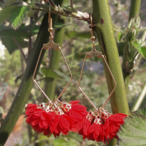 Boucles d'oreilles support en forme de polygone doré pompons fleurs en tissu rouges