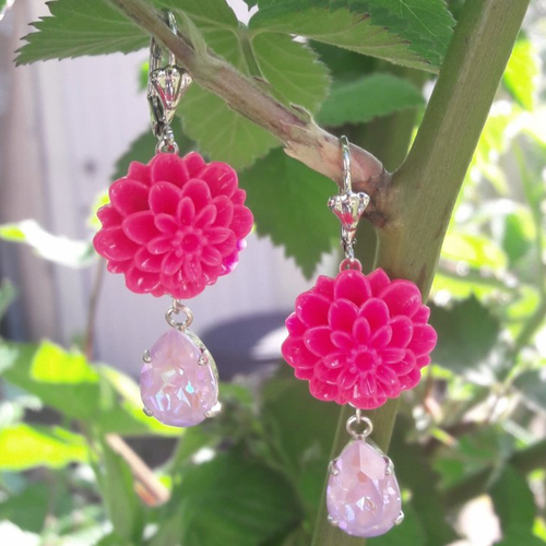 Boucles d'oreilles fleurs résine rose fuchsia goutte cristal swarovski mauve clair