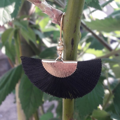 Boucles d'oreilles éventail de pompons noir en soie