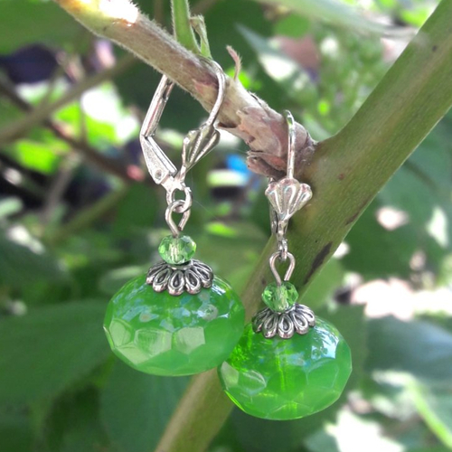 Boucles d'oreilles perles à facettes de bohème vert pomme opal en verre tchqèue