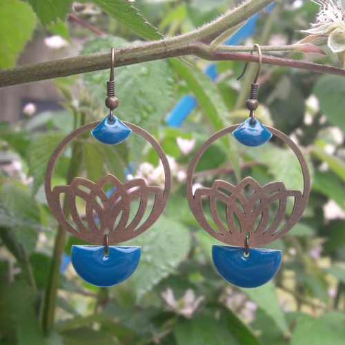 Boucles d'oreilles créoles lotus bronzes et demi lune éventail en émail bleu canard