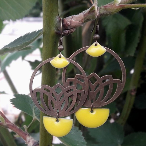 Boucles d'oreilles créoles lotus bronzes et demi lune éventail en émail jaunes