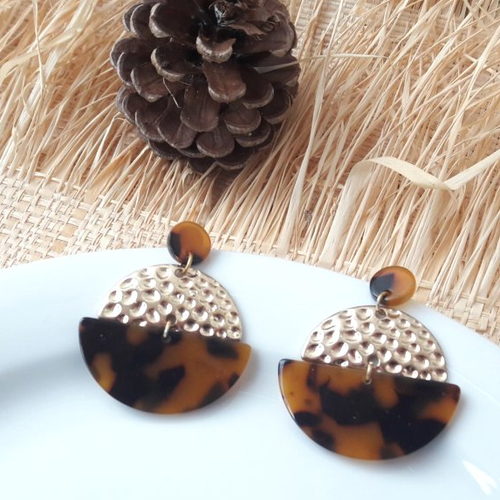 Boucles d'oreilles demi lune en acétate de cellulose écaille de tortue noir-marron, sequin martelé doré