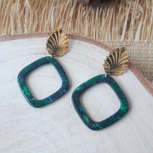 Boucles d'oreilles elsa - pendentif carré en acétate vert et clous d'oreilles feuilles