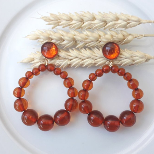 Boucles d'oreilles (grand modèle) créoles perles ambre en résine - esprit vintage