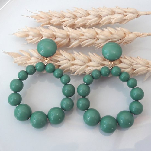 Boucles d'oreilles (petit modèle) créoles perles vertes en résine - esprit vintage