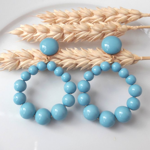 Boucles d'oreilles (petit modèle) créoles perles bleu vintage clair en résine - esprit vintage