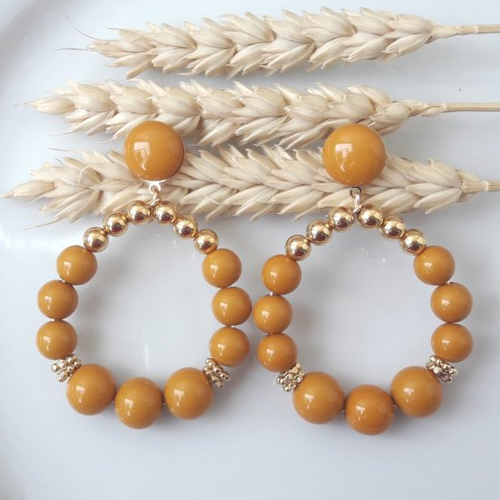 Boucles d'oreilles aurore - créoles perles dorées et moutardes en résine - esprit vintage