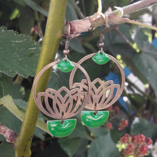 Boucles d'oreilles créoles lotus bronzes et demi lune éventail en émail verts