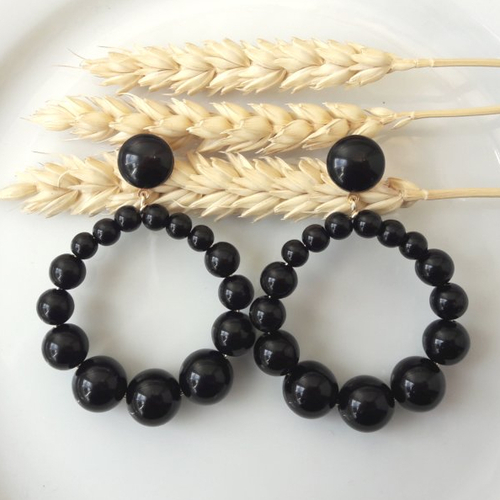 Boucles d'oreilles (grand modèle) créoles perles noires en résine - esprit vintage