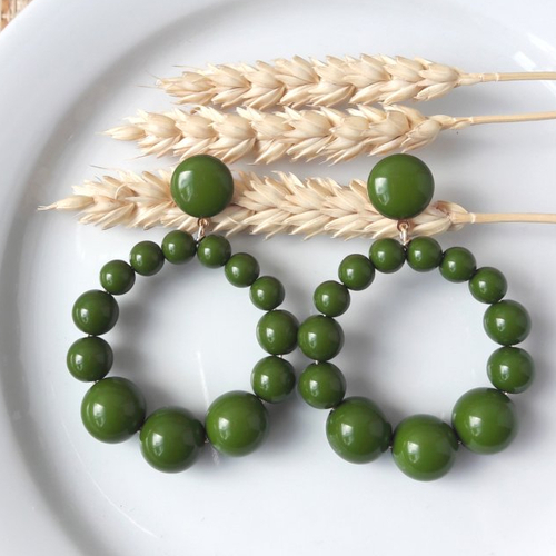 Boucles d'oreilles (modèle xl) créoles perles vert olive en résine - esprit vintage