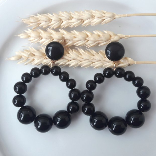 Boucles d'oreilles (modèle xl) créoles perles noires en résine - esprit vintage