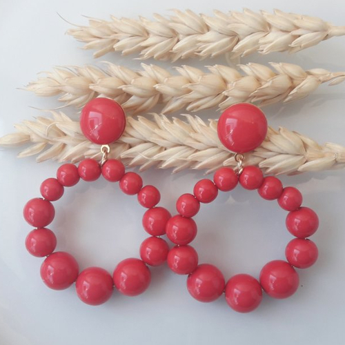 Boucles d'oreilles (petit modèle) créoles perles rouge framboise en résine - esprit vintage