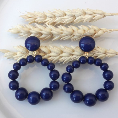 Boucles d'oreilles (petit modèle) créoles perles bleu marine en résine - esprit vintage