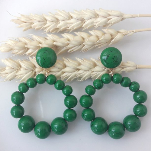Boucles d'oreilles (petit modèle) créoles perles vert imitation malachite en résine - esprit vintage
