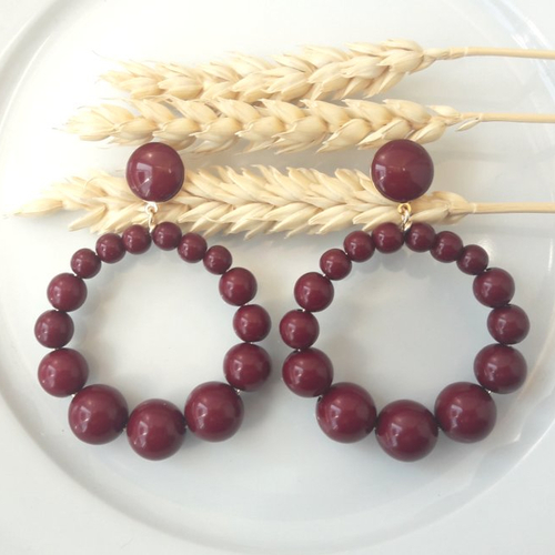 Boucles d'oreilles (grand modèle) créoles perles bordeaux / lie de vin en résine - esprit vintage