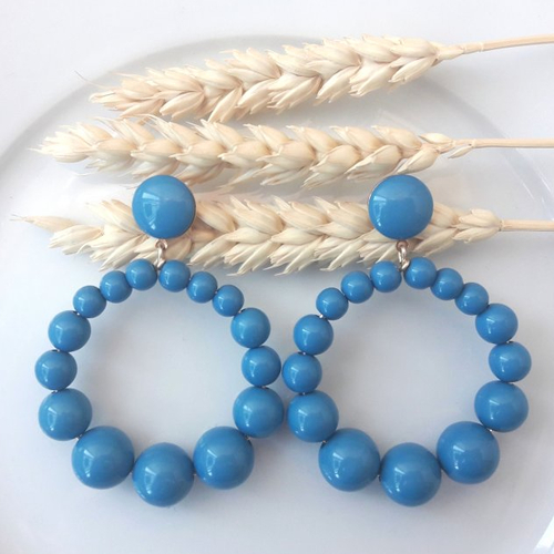 Boucles d'oreilles (grand modèle) créoles perles bleu denim en résine - esprit vintage